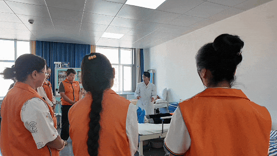 2身着统一工服的学员们正接受培训.gif